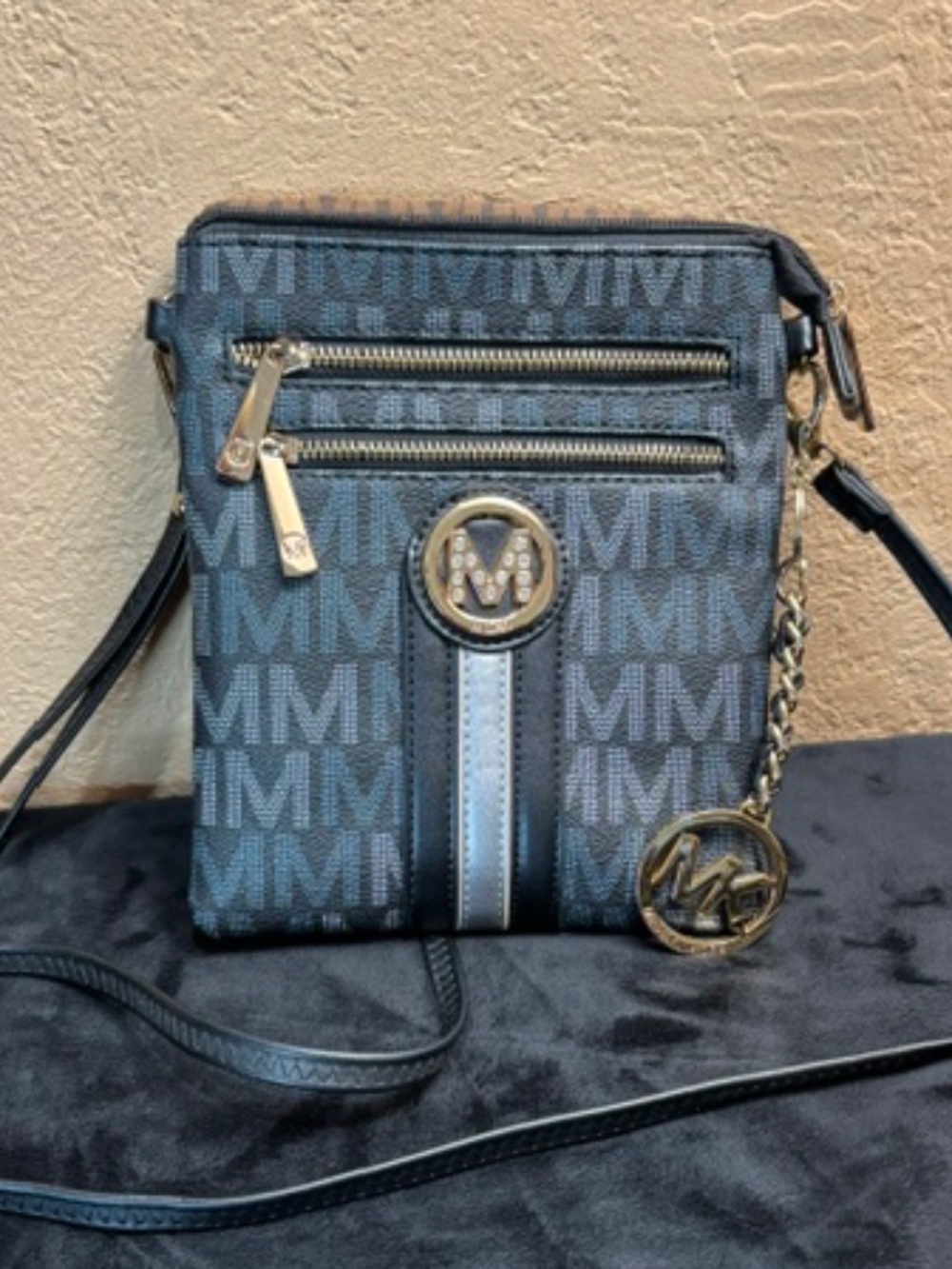 Michael Kors- Milan signature small adjust. crossbody bag